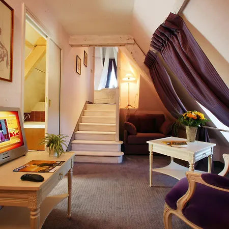 Отель Clos La Boetie & 4*