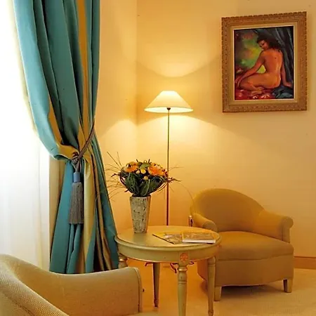 Clos La Boetie & Отель 4*