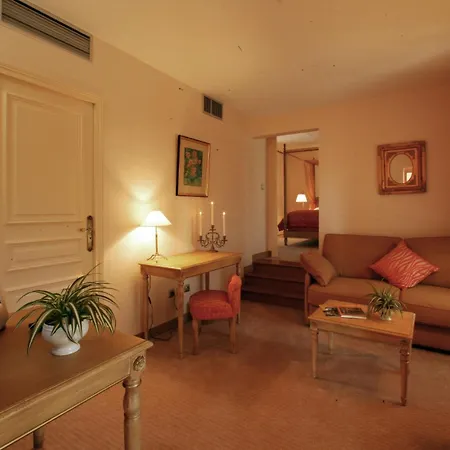 Hotell Clos La Boetie & 4*