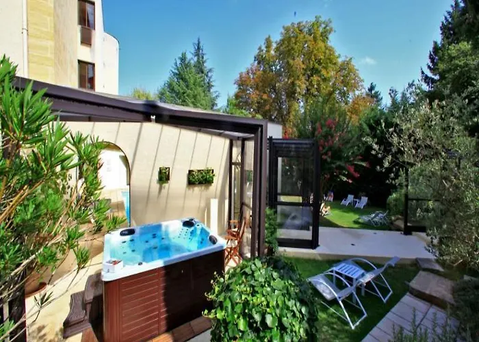 Clos La Boetie & Sarlat-la-Caneda